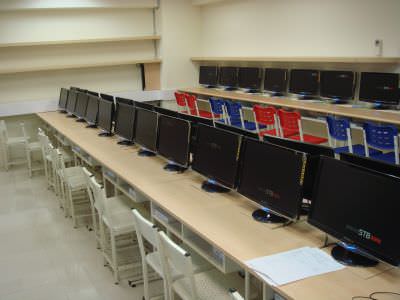 現代化的教育單位佈署大量STB上課機